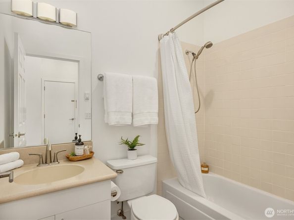 171 Wallace Way NE B, Bainbridge Island WA 98110