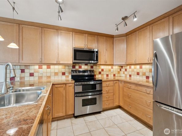 1964 26th Avenue W 203, Seattle WA 98199