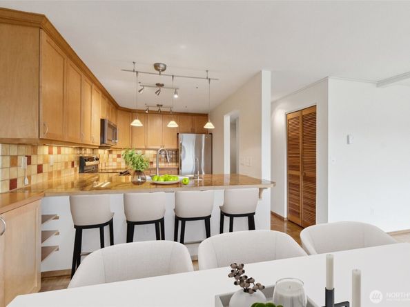 1964 26th Avenue W 203, Seattle WA 98199