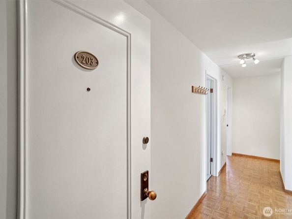 1964 26th Avenue W 203, Seattle WA 98199