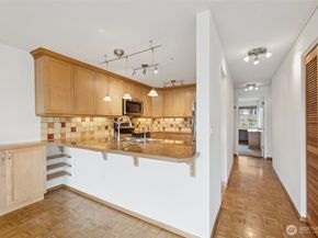 1964 26th Avenue W 203, Seattle WA 98199