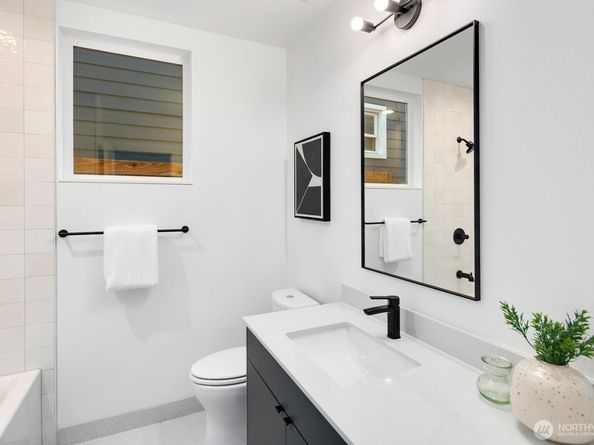 806 34th Avenue, Seattle WA 98122