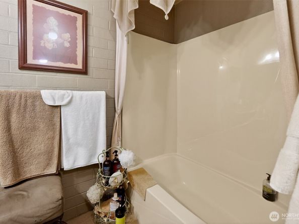 10717 Glen Acres Drive S 735, Burien WA 98168