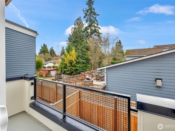 4048 32nd Avenue W B, Seattle WA 98199