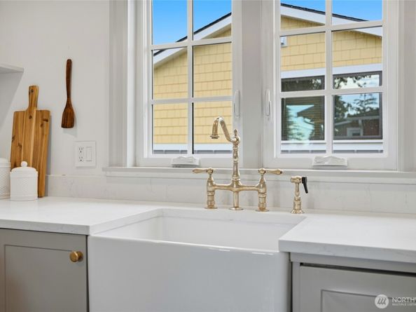 10245 36th Avenue SW, Seattle WA 98146