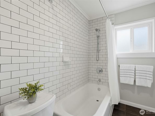 10245 36th Avenue SW, Seattle WA 98146