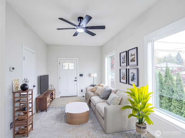 515 Hazel Avenue N, Kent WA 98030