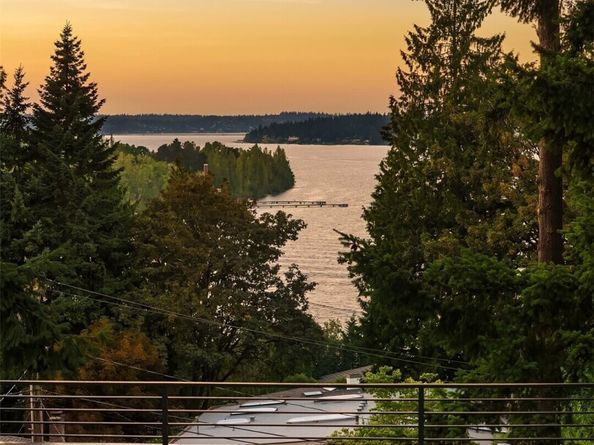 3208 89th Place SE, Mercer Island WA 98040