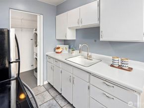 4707 40th Avenue NE 4737, Seattle WA 98105