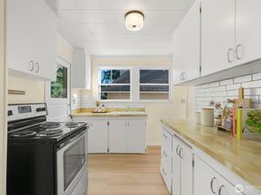 3418 Densmore Avenue N, Seattle WA 98103