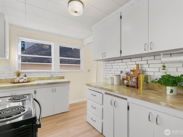 3418 Densmore Avenue N, Seattle WA 98103