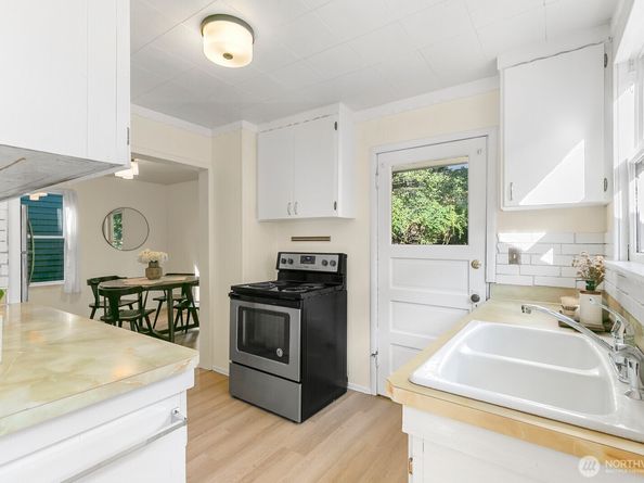 3418 Densmore Avenue N, Seattle WA 98103