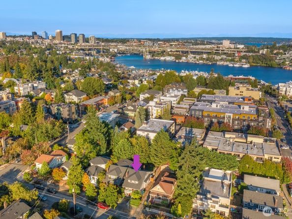 3418 Densmore Avenue N, Seattle WA 98103