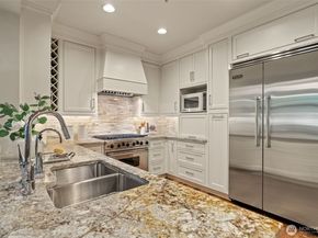 10616 NE 9th Place TH4, Bellevue WA 98004