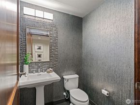 10616 NE 9th Place TH4, Bellevue WA 98004