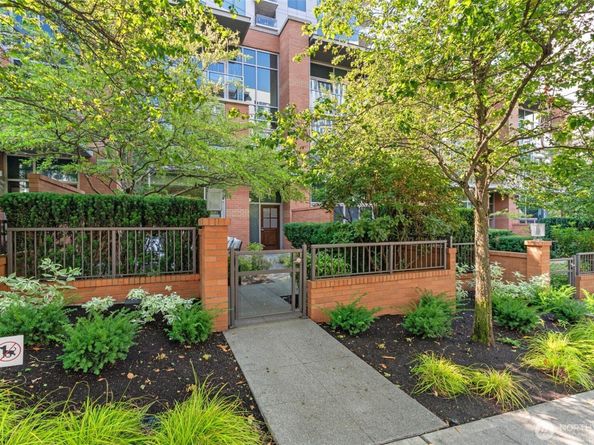 10616 NE 9th Place TH4, Bellevue WA 98004