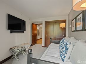 10616 NE 9th Place TH4, Bellevue WA 98004