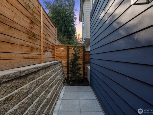 9228 22nd Avenue SW B, Seattle WA 98106