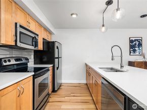 827 Hiawatha Place S 204, Seattle WA 98144