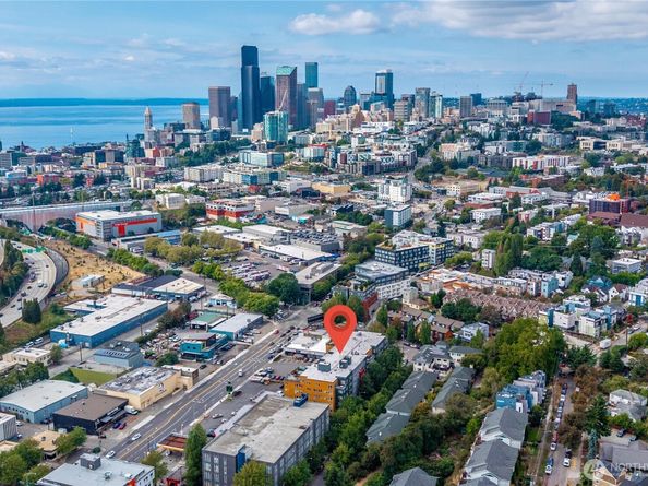 827 Hiawatha Place S 204, Seattle WA 98144