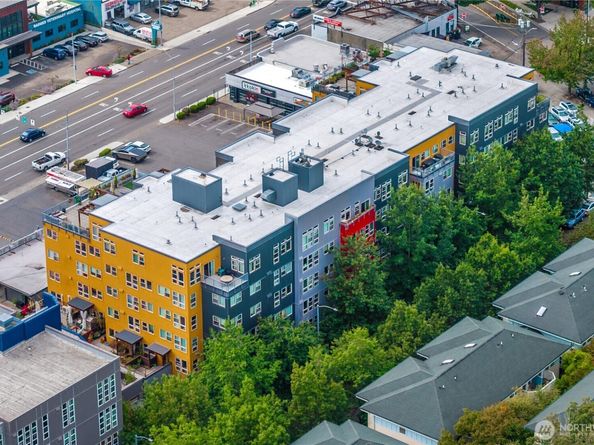 827 Hiawatha Place S 204, Seattle WA 98144