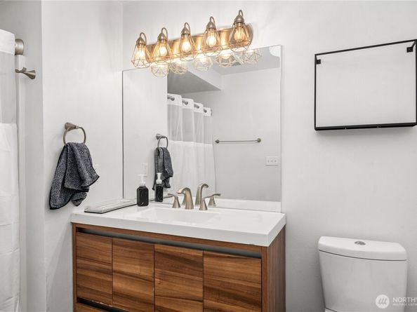 827 Hiawatha Place S 204, Seattle WA 98144