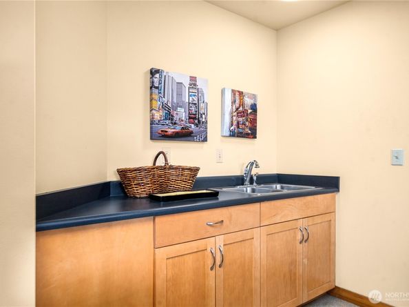 827 Hiawatha Place S 204, Seattle WA 98144