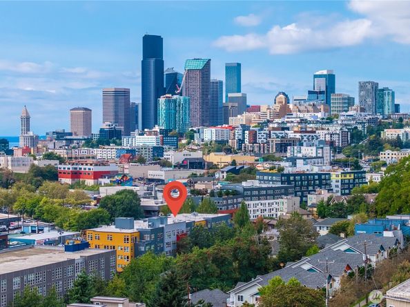 827 Hiawatha Place S 204, Seattle WA 98144