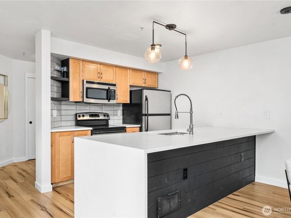 827 Hiawatha Place S 204, Seattle WA 98144