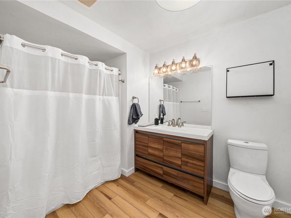 827 Hiawatha Place S 204, Seattle WA 98144