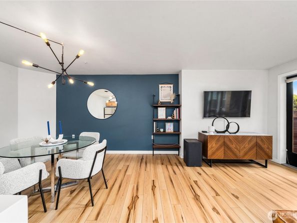 827 Hiawatha Place S 204, Seattle WA 98144