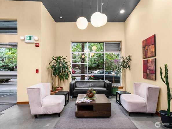 827 Hiawatha Place S 204, Seattle WA 98144