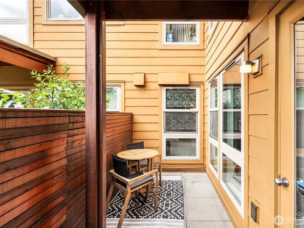 827 Hiawatha Place S 204, Seattle WA 98144