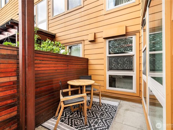 827 Hiawatha Place S 204, Seattle WA 98144