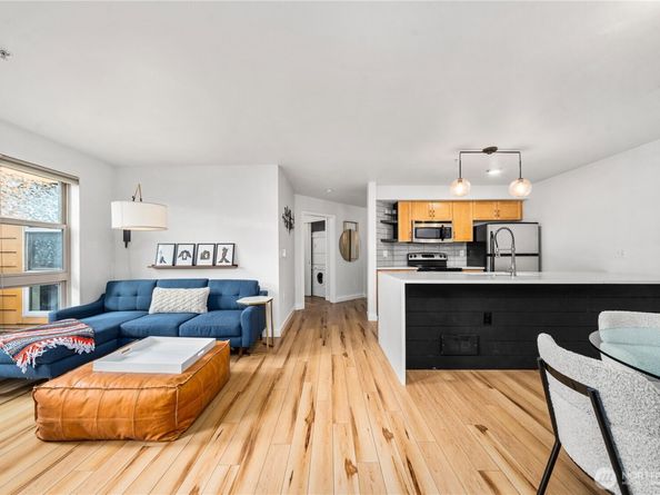 827 Hiawatha Place S 204, Seattle WA 98144