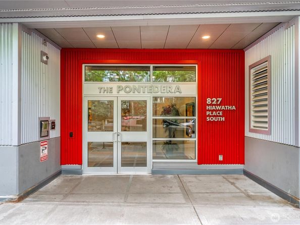 827 Hiawatha Place S 204, Seattle WA 98144