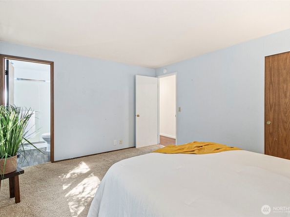 1205 S 236th Place, Des Moines WA 98198