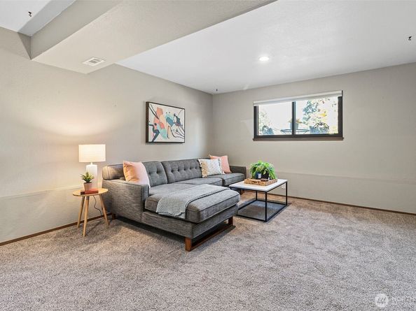 1205 S 236th Place, Des Moines WA 98198