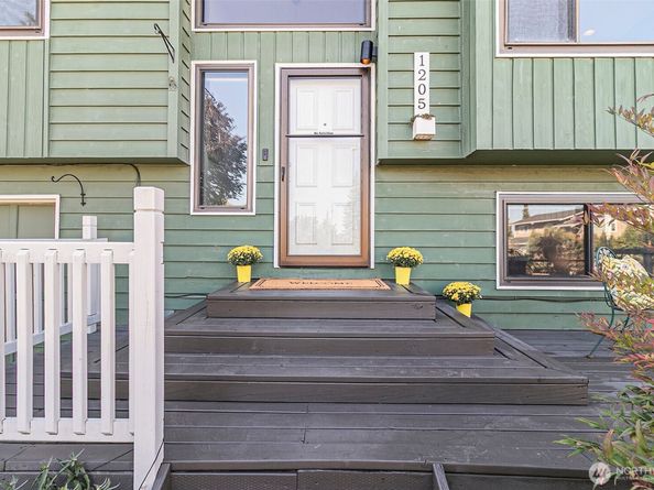 1205 S 236th Place, Des Moines WA 98198