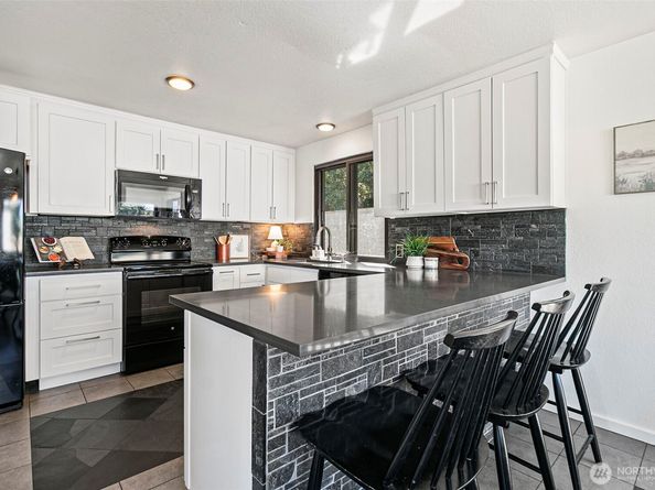 1205 S 236th Place, Des Moines WA 98198