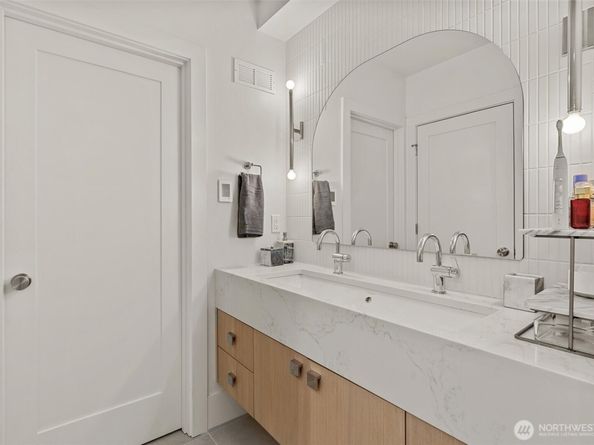 3959 1st Avenue NE A, Seattle WA 98105