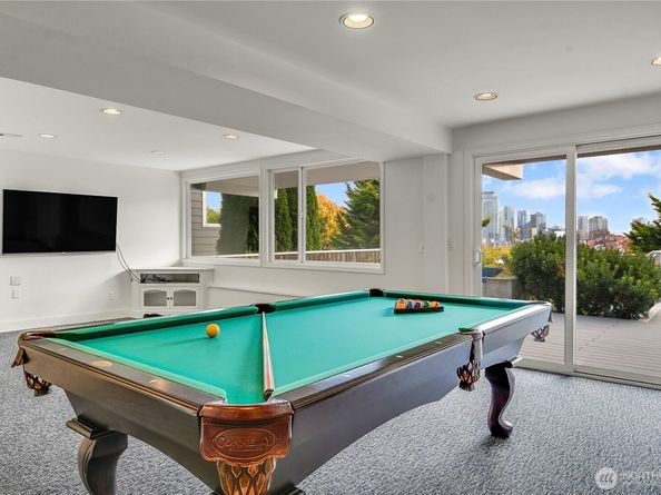 922 Nob Hill Avenue N, Seattle WA 98109