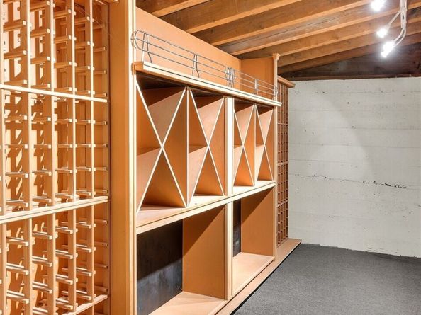 922 Nob Hill Avenue N, Seattle WA 98109