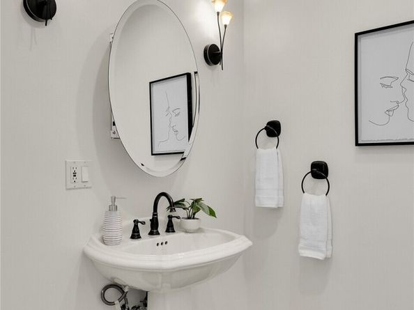 922 Nob Hill Avenue N, Seattle WA 98109