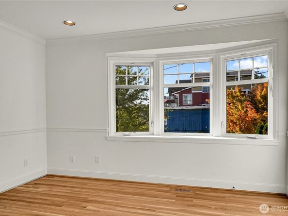 922 Nob Hill Avenue N, Seattle WA 98109