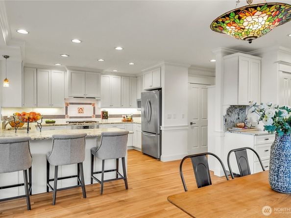 922 Nob Hill Avenue N, Seattle WA 98109