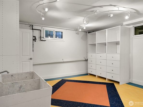 922 Nob Hill Avenue N, Seattle WA 98109