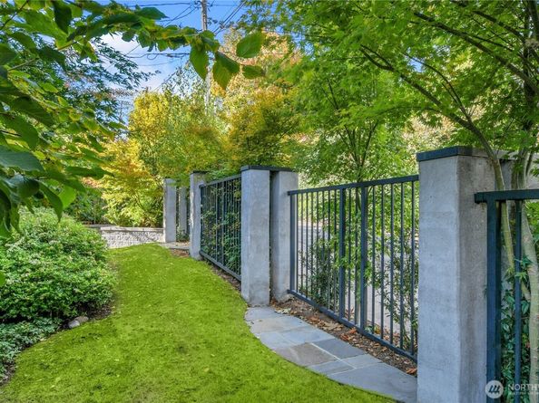 922 Nob Hill Avenue N, Seattle WA 98109