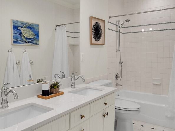 922 Nob Hill Avenue N, Seattle WA 98109