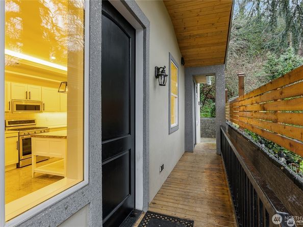 2113 Aurora Avenue N, Seattle WA 98109